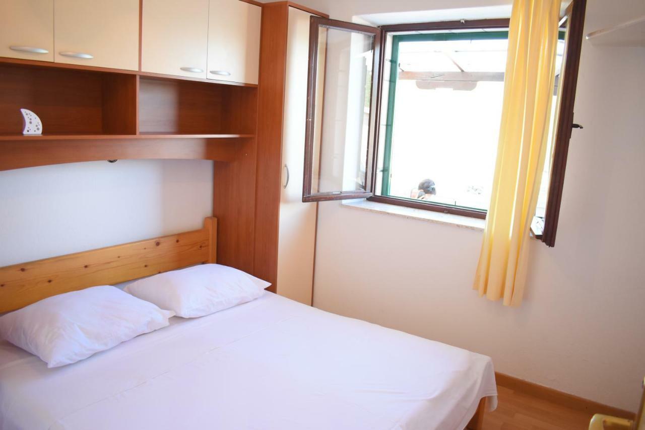 Apartment Martinic Pucisca Buitenkant foto